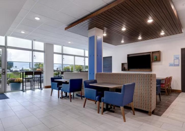 Holiday Inn Express & Suites - Detroit - Dearborn By Ihg Exterior foto