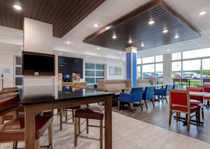 Holiday Inn Express & Suites - Detroit - Dearborn By Ihg Exterior foto